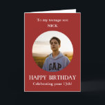 Teenage Son Foto 13. Geburtstagskarte Karte<br><div class="desc">Teenage Son Foto Geburtstagskarte Rot Weiß von Mama, Mama, Mutter. Für 13 Jahre. Der erste Teenager Geburtstag! Alternativ können Sie eine beliebige Beziehung hinzufügen und JEDES Alter von Geburtstag hinzufügen - 14., 15., 16., 17., 18. Fügen Sie Ihr eigenes ausgewähltes Foto in einen roten Rahmen, um diese Karte zu einem...</div>
