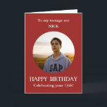 Teenage Son Foto 13. Geburtstagskarte Karte<br><div class="desc">Teenage Son Foto Geburtstagskarte Rot Weiß von Mama, Mama, Mutter. Für 13 Jahre. Der erste Teenager Geburtstag! Alternativ können Sie eine beliebige Beziehung hinzufügen und JEDES Alter von Geburtstag hinzufügen - 14., 15., 16., 17., 18. Fügen Sie Ihr eigenes ausgewähltes Foto in einen roten Rahmen, um diese Karte zu einem...</div>