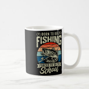 Teenager, die Shirt fischen, gezwungen, mit der Ba Kaffeetasse