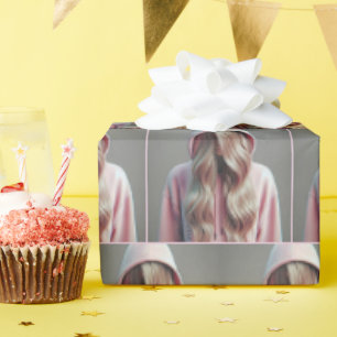 Teenager versteckt sich hinter langen blonden Haar Geschenkpapier