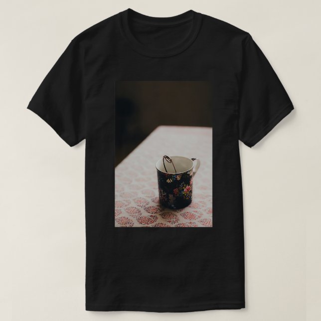 Teetasse auf einem Tisch T-Shirt (Design vorne)