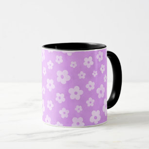 Teetasse aus lila und weißen Blume mit schwarzem G