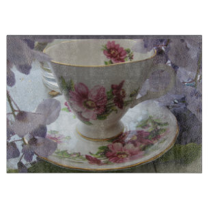 Teetasse und Wisterie Schneidebrett