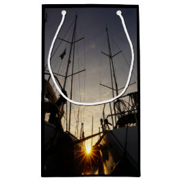 Tegenlicht bij 2 zeilboten in de haven. kleine geschenktüte
