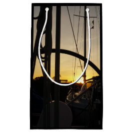 Tegenlicht bij 2 zeilboten in de haven. kleine geschenktüte