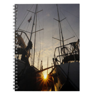 Tegenlicht bij 2 zeilboten in de haven. notizblock