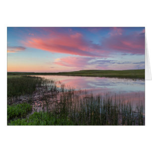 Teich in der Prärie spiegelt Wolken eines brillant