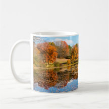 Teich umgeben von farbenprächtigen Laubbäumen