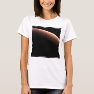 Teil der Mars an der Grenze von Licht und Dunkel. T-Shirt