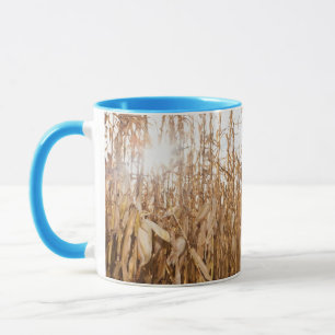 Teils geerntetes Mais-Feld Tasse