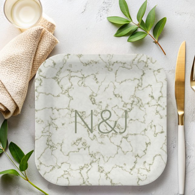 Teller für das elegante Papier aus grünem Marmor (Just add your initial to this elegant sage green marble paper plate)
