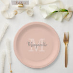 Teller für weiche Pfirsichnamen und Anfangspapiere<br><div class="desc">Soft Peach Name and Initial Monogram Elegant Junggeselinnen-Abschied,  Birthday Party oder ein beliebiges Party,  das mit Ihrem Anfangs- und Vornamen angepasst werden kann. Die Hintergrundfarbe kann auch beliebig angepasst werden. Klicken Sie einfach auf die Schaltfläche Weitere Einstellungen anpassen,  um die Farben zu ändern</div>