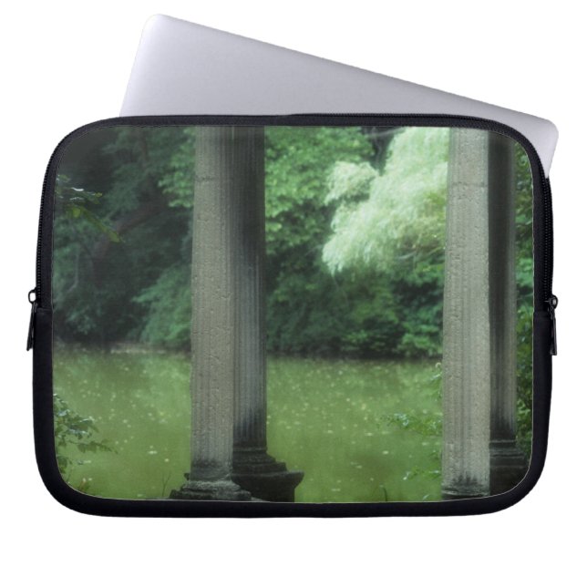 Tempel der Liebe an den alten Westbury Gärten Laptopschutzhülle (Vorderseite)