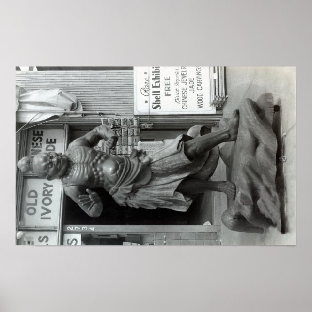 Temple Guard Statue im Pacific Curio Shop, Poster (Vorne)