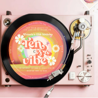 Ten ist ein Vibe Groovy Retro Vinyl Rainbow Daisy Einladung