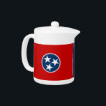 Tennessee State Flag Teapot<br><div class="desc">Fügen Sie Ihrer Teestunde eine Touch Tennessee Stolz hinzu mit unserem exklusiven Teekessel mit Tennessee-Fahne! Dieser Teekessel, der Eleganz und Staatsstolz verbindet, ist mehr als nur ein Getränkeserver, er ist eine Feier des reichen Erbes und der kulturellen Bedeutung von Tennessee. Das auffallende Design zeigt die berühmte Tennesseeflagge, was diese Teekanne...</div>