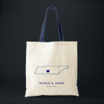 Tennessee Wedding Welcome Bag Map Tasche, Navy Blu Tragetasche<br><div class="desc">Begrüßungsgeschenktasche mit Kartengrafik. Ihre Gäste werden in ihrem Hotel einchecken und diese Tasche mit den Leckereien,  die sie erwarten,  finden. Sie können das Herz mit der Funktion "Weiter anpassen" an den Ort Ihres großen Tages positionieren.</div>