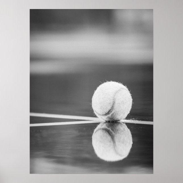 Tennis Ball Reflexion über den Nassplatz Poster (Vorne)