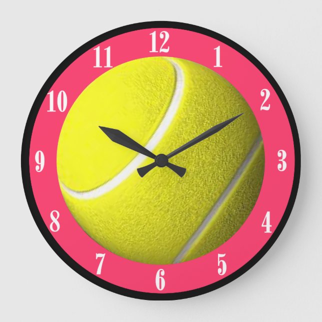 Tennis Ball Wall Clock Pink CourtWeiße Zahlen Große Wanduhr (Vorderseite)