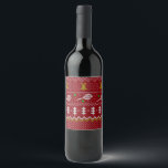 Tennis Christmas Sweater Gezwirntes Muster Red Xma Weinetikett<br><div class="desc">Warme und gemütliche Wintertage und Nächte Illustration Design,  mit klassisch gewirktem,  lustig hässlichem Weihnachtspulli mit Tennisschlägern und grünen Tennisbällen,  Steinglocken,  Tannenbäumen und Schneeflocken. Minimalistisches Xmas Sweater Muster festliche Design in hellblau und weiß für Tennisspieler. Tennis Weihnachtsmusterpulli Tennis Xmas Design. Skandi Tennis Weihnachtsgeschenke Weihnachten. Nordisches Tennis-Weihnachtsmuster. Tennis Weihnachtsgeschenke</div>