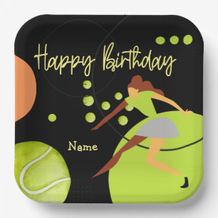 Tennis-Frau spielt Happy Birthday auf Gelb Pappteller