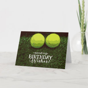 Tennis Geburtstag mit Ball auf grünem Gras Karte