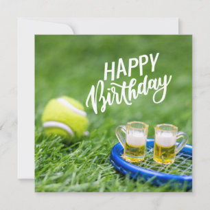 Tennis Geburtstag mit Ball und Bier auf grünem Gra