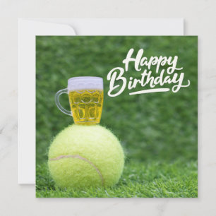 Tennis Geburtstag mit Ball und Bier auf grünem Gra Karte