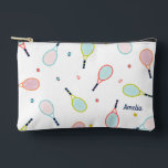 Tennis Geschenk Personalisierter Name Rosa Blau Cu Zubehörtasche<br><div class="desc">Diese Tennistasche kann mit dem Namen Ihrer Wahl personalisiert werden. Mit einem illustrierten Tennisdesign,  in Grüntönen,  Rosa und Blues bedruckt,  ist diese einzigartige Tasche ein wunderbares Geschenk für den Tennisspieler in Ihrem Leben.</div>