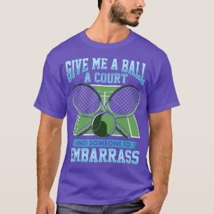Tennis gibt mir einen Ball und jemand, der mich um T-Shirt