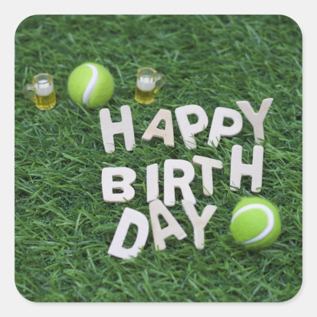 Tennis Happy Birthday Mit Tennisball auf Gras Quadratischer Aufkleber (Vorderseite)