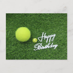 Tennis Happy Geburtstag und Bälle auf grünem Gras Postkarte