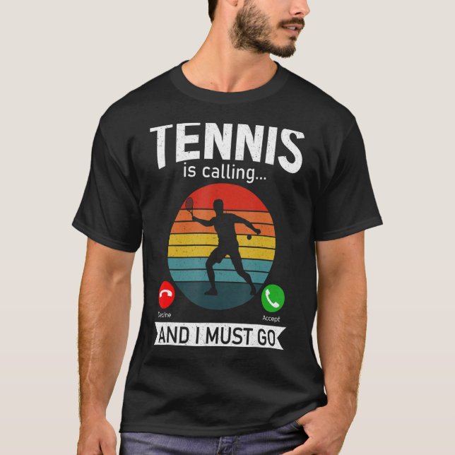 Tennis Is Calling And I Must Go Funny Tennis Lover T-Shirt (Vorderseite)