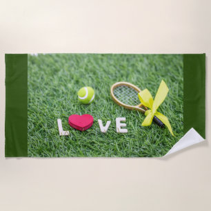 Tennis mit Liebe Tennisball und Schläger auf Grün Strandtuch