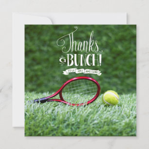 Tennis mit Schlägern und Kugeln auf grünem Gras Dankeskarte