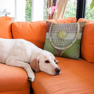 Tennis-Racket mit Ball-Lay vor Gericht Kissen