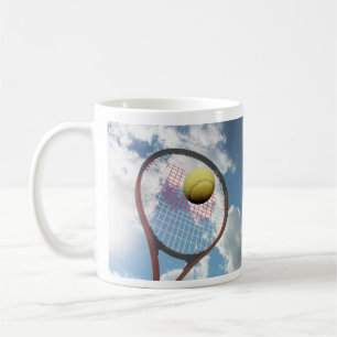 Tennis Racket und Ball in der Luft, Blue Cloudy Sk Kaffeetasse