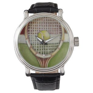 Tennis-Schläger mit dem Ball, der auf Gericht legt Armbanduhr