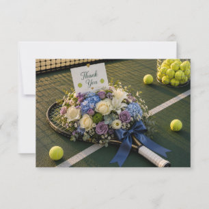 Tennis-Schläger und Blumen auf dem Spielfeld Dankeskarte