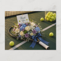 Tennis-Schläger und Blumen auf dem Spielfeld 