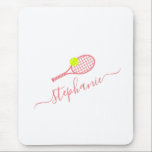 Tennis Sport Monogram Name Personalisiert Mousepad<br><div class="desc">Pink und White Girly Feminine Custom Mousepad mit elegantem Tennisschläger und Ballmonogramm mit elegantem Script-Schriftart-Namen und einfachem Tennislogo,  das Sie für einen Tennistrainer oder -spieler in Ihrem Team anpassen können.</div>