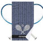 Tennis Thema Mit Monogramm Name Tennis Ball Handtuch<br><div class="desc">Single-Tennisspieler und Doppel-Mannschaften werden Liebe dieses Tennis-Thema entworfen. Modernes Logo-Design mit zwei Schlägern und einem Ball. Fügen Sie Ihren Namen hinzu,  um ein angepasstes Design zu erstellen. Das perfekte Handtuch für Tennisspieler,  die hart spielen.</div>