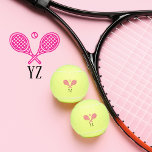 Tennis Theme Pink Mit Monogramm Name Tennisbälle<br><div class="desc">Single-Tennisspieler und Doppel-Mannschaften werden Liebe dieses gürtelrosa Tennis Thema. Modernes Logo-Design mit zwei Schlägern und einem Ball. Fügen Sie Ihre Initialen hinzu, um ein angepasstes Design zu erstellen. Genießen Sie Stil und Persönlichkeit mit diesen schicken, rosa mit Monogramm Tennisbällen! Ideal für den Single- oder Doppel-Spieler, sind diese maßgeschneiderten Tennisessentials mehr...</div>