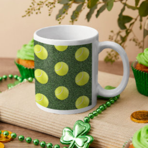 Tennisball auf grünem Gras Kaffeetasse