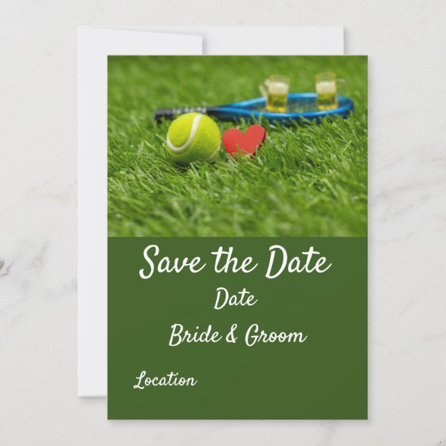 Tennisball ist auf grünem Gras mit Liebe Hochzeit Einladung (Vorderseite)