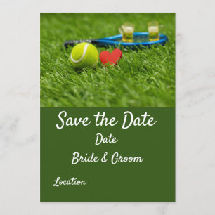 Tennisball ist auf grünem Gras mit Liebe Hochzeit Einladung