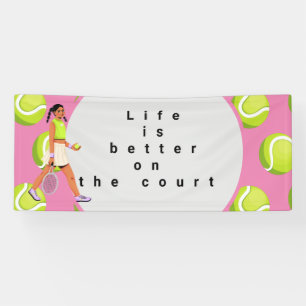 Tennisball ist besser auf dem Platz auf rosa Banner