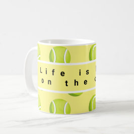 Tennisball ist besser auf dem Platz auf rosa Kaffeetasse