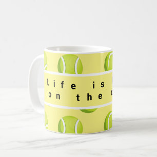 Tennisball ist besser auf dem Platz auf rosa Kaffeetasse