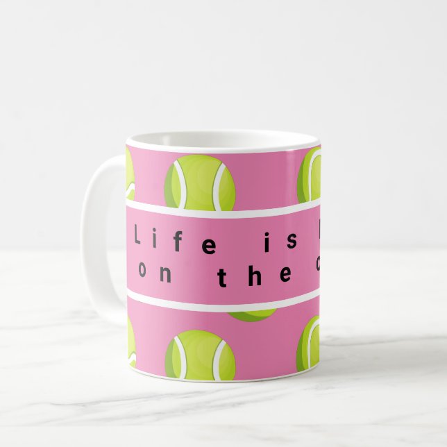 Tennisball ist besser auf dem Platz auf rosa  Kaffeetasse (Vorderseite Links)